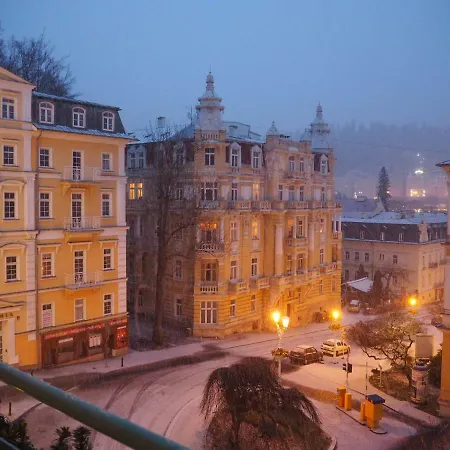 Balconies Above Colonnade Apartment Marianske Lazne Exterior photo